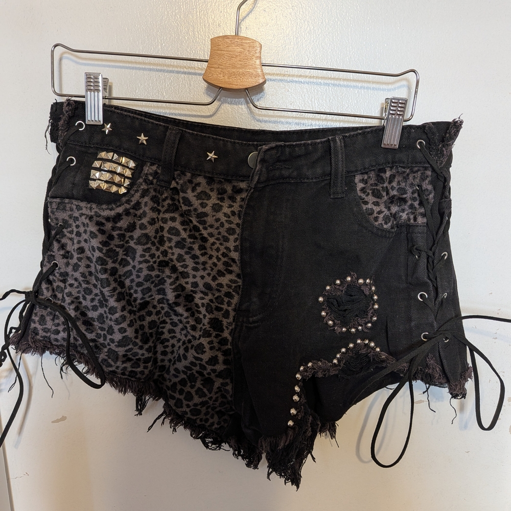 Stylish Black Leopard Print Women Shorts
